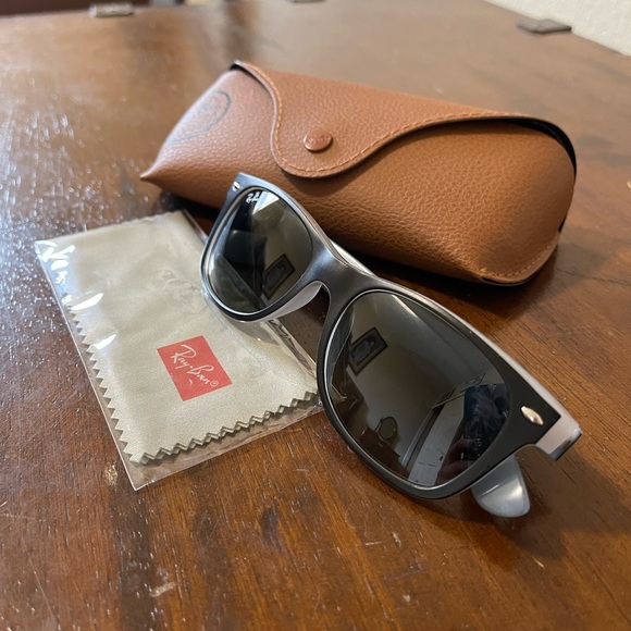 Ray Ban Wayfarer Sunglasses - Picture 8 of 10